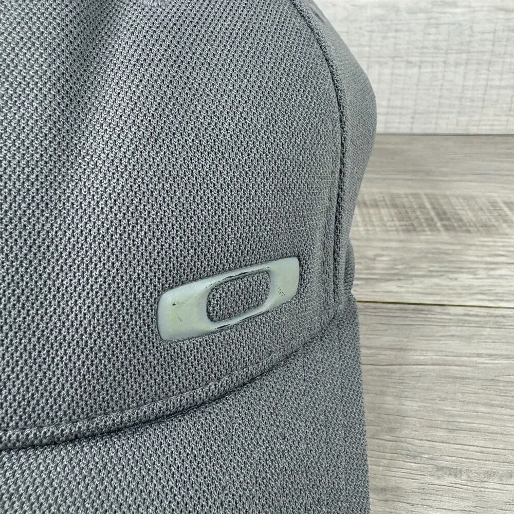 Oakley Classic Low Baseball Cap Mens L/XL Gray Logo Textured Flex Fitted Hat
